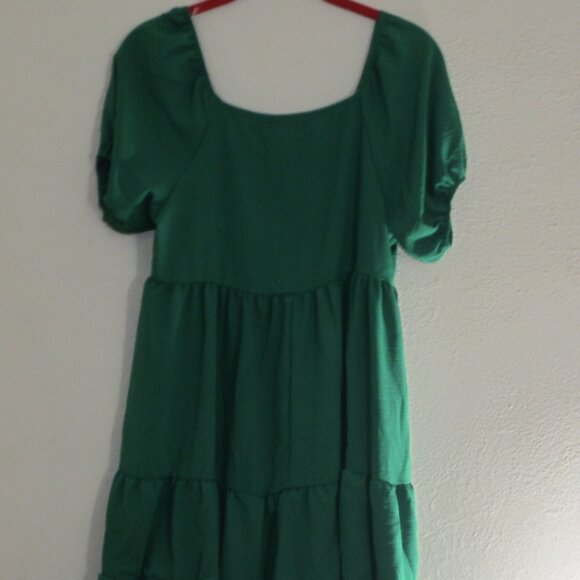 Shamrock Green Sweetheart Neckline Tiered Crinkle Dress by Haptics Size Small - Picture 5 of 8